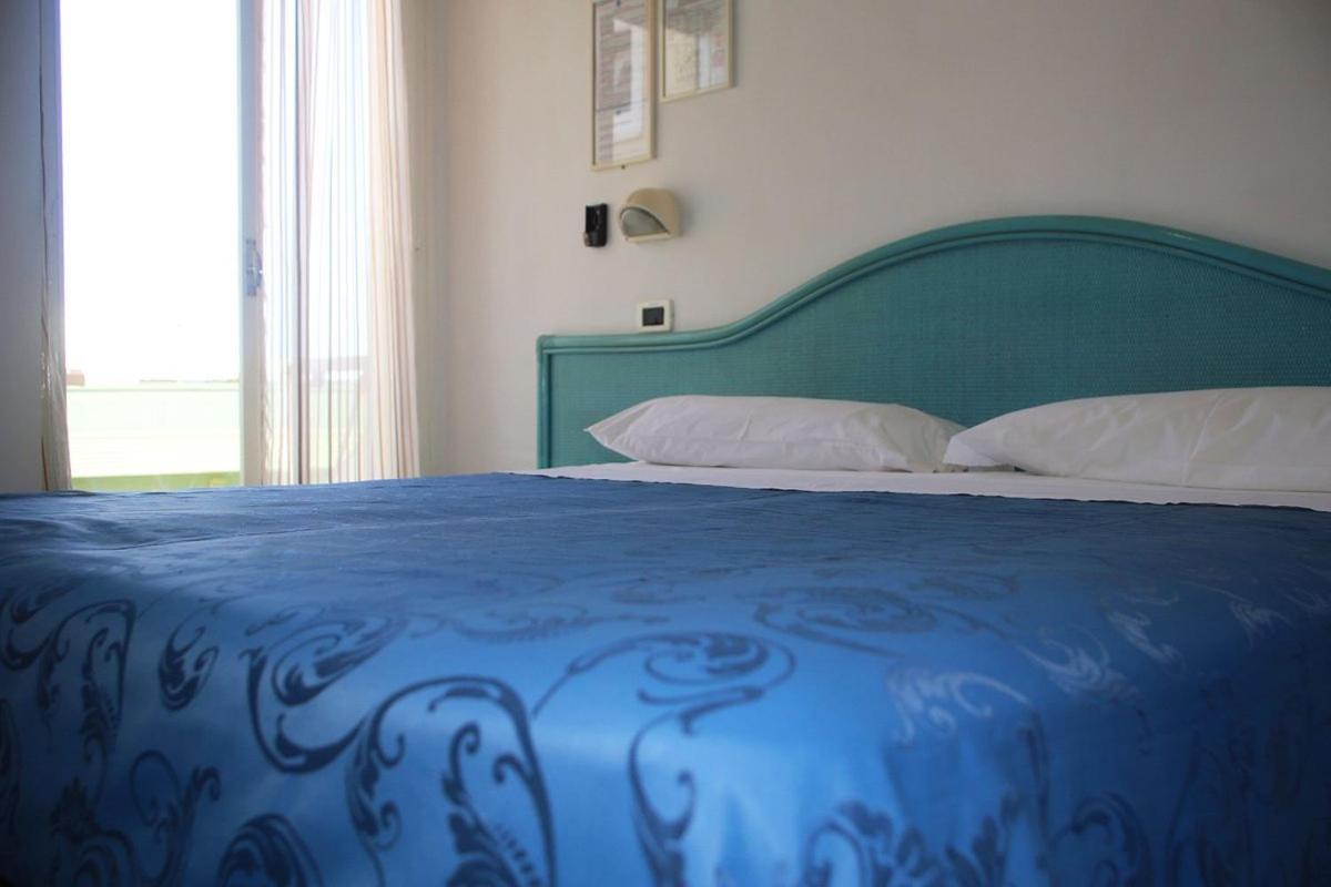 Hotel Mauri Marebello Bagian luar foto